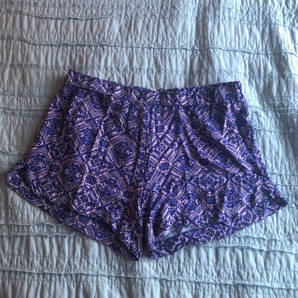 Everly blue and blush print elastic waist shorts. - Picture 1 of 3